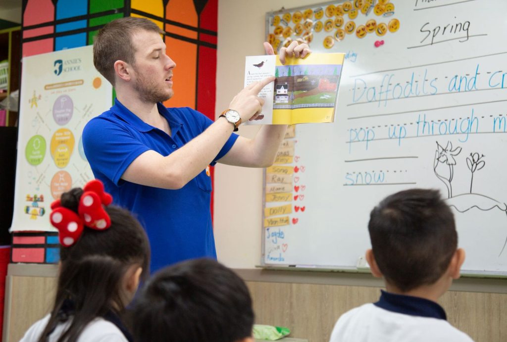 外籍老師於 Annie's School 課堂進行英語教學